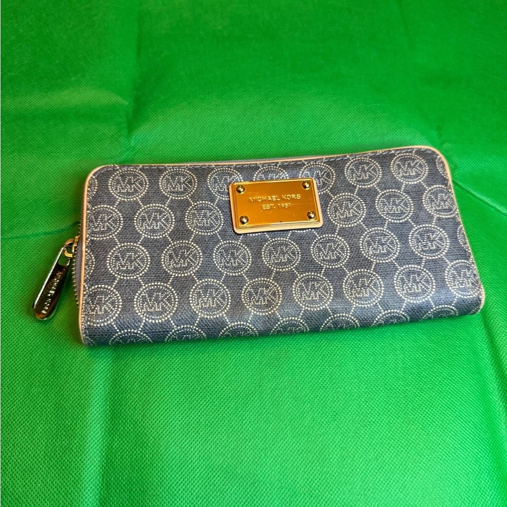 ichael Kors Signature Logo Print Jet Set Tan Long Zip Around Wallet like new